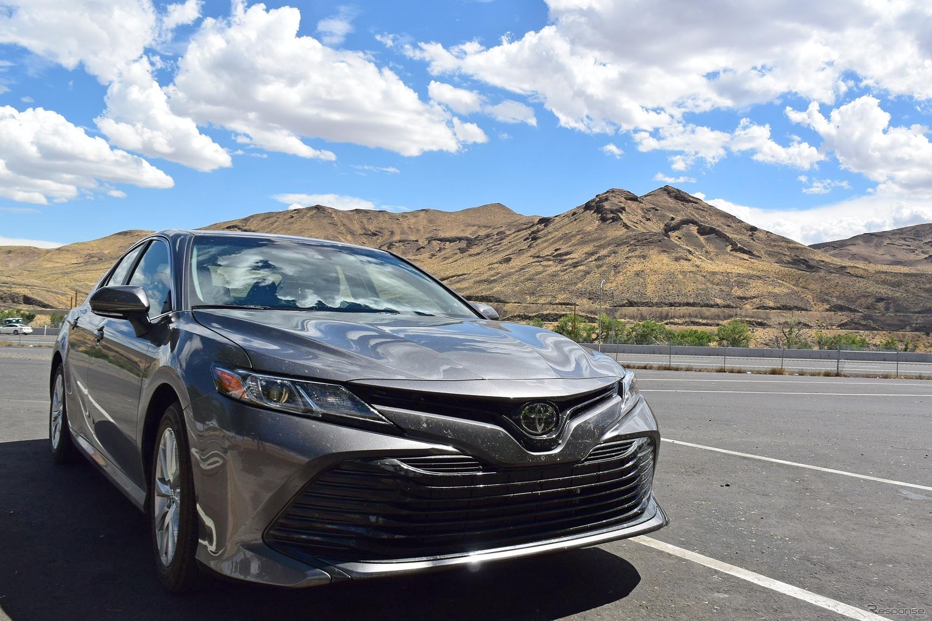 ネヴァダ州にて、雲をボディに映す新型カムリ。