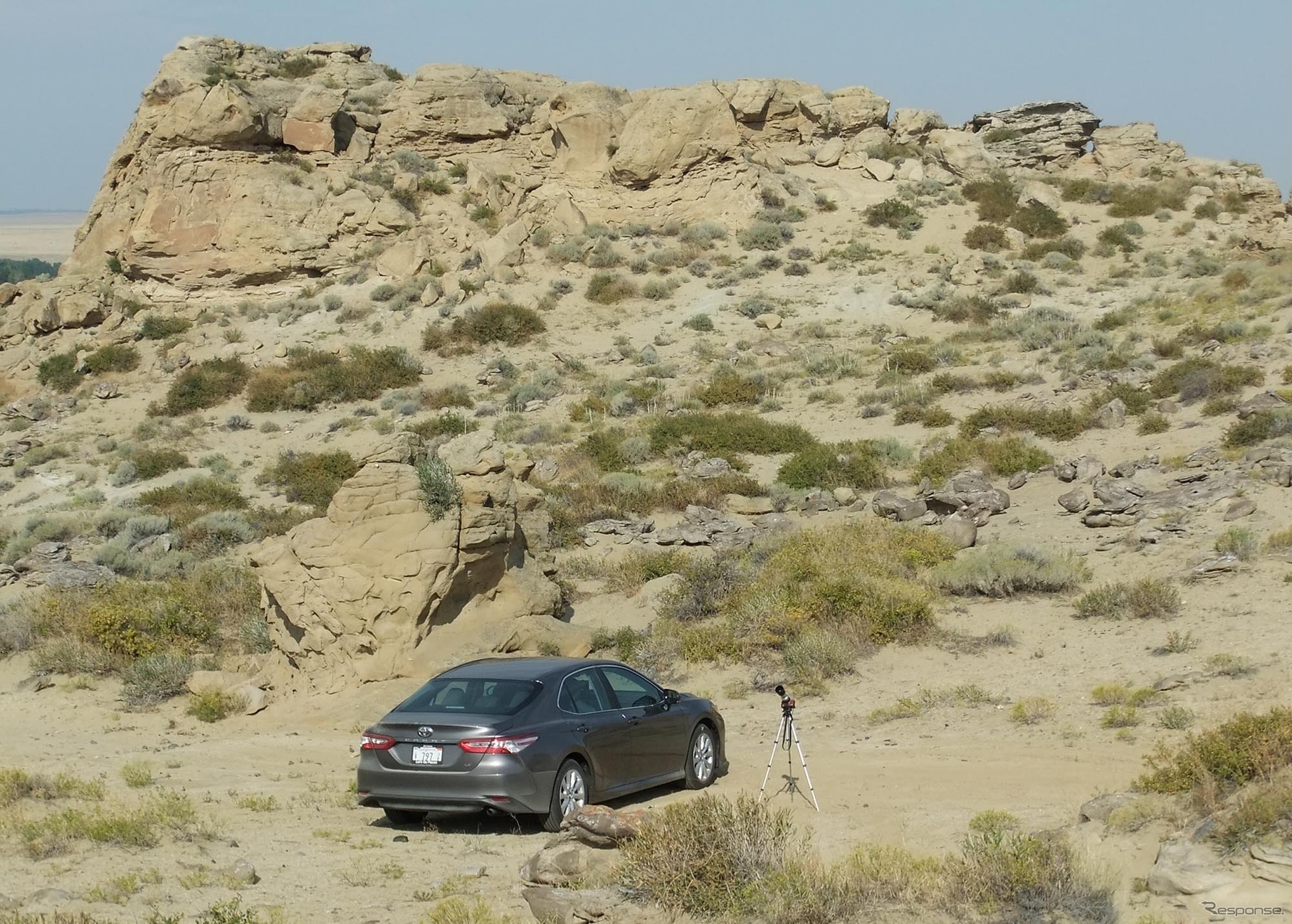 ワイオミングの岩山にて。セダン＝都市走行のイメージが強いが、カムリはこの風景の中に置いてもまったく違和感がなかった。