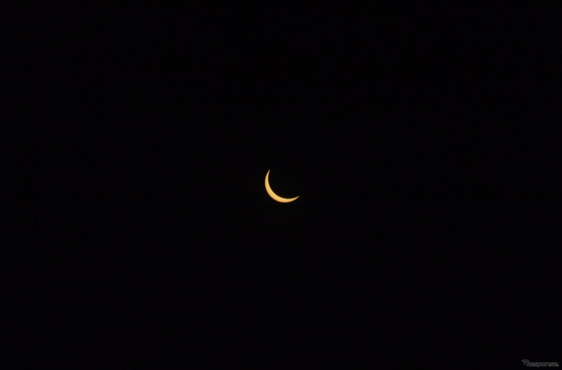 食分0.9に近づいた状態。気温がやや下がり、風が吹く。ただし、今回は皆既帯の幅が100km程度という比較的規模の小さい皆既日食だったため、2009年の日本での皆既日食(荒天のためコロナは限られた地でしか見ることができなかった)の時のようにごうごうと風が吹くほどではなかった。