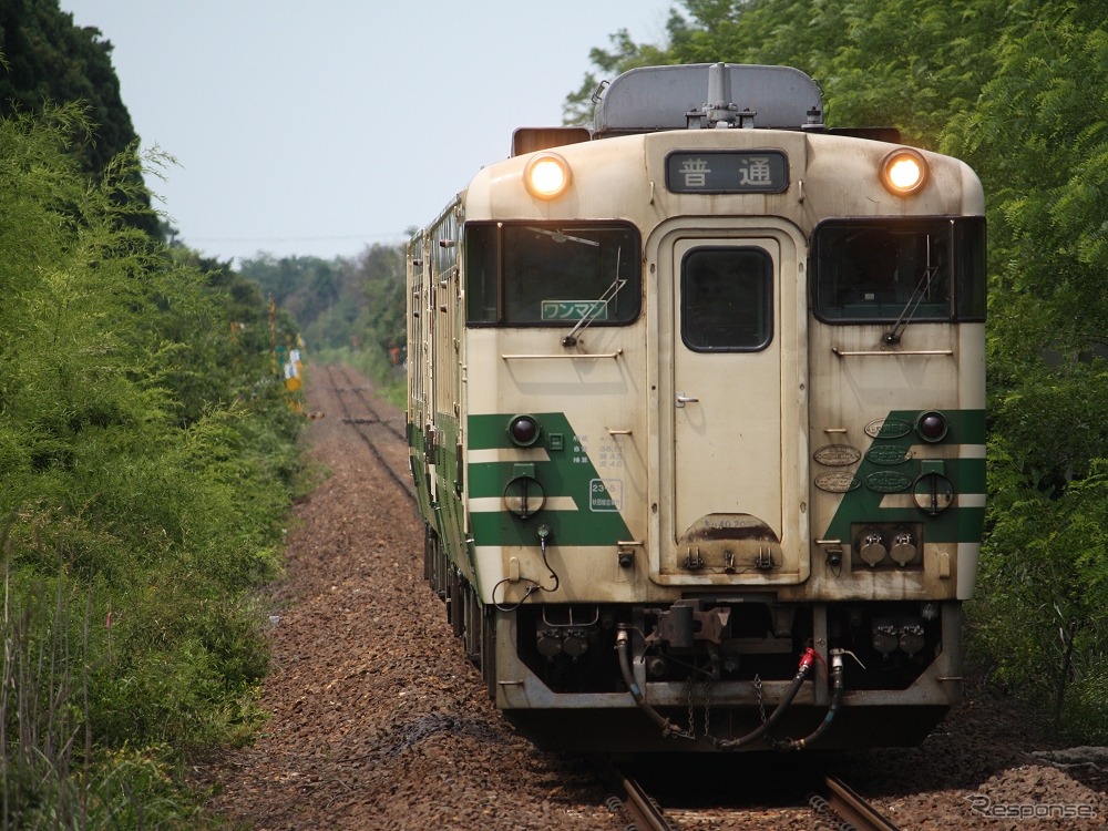 「秋の乗り放題パス」はJR線の普通列車が3日間乗り放題になる。写真は男鹿線の普通列車。