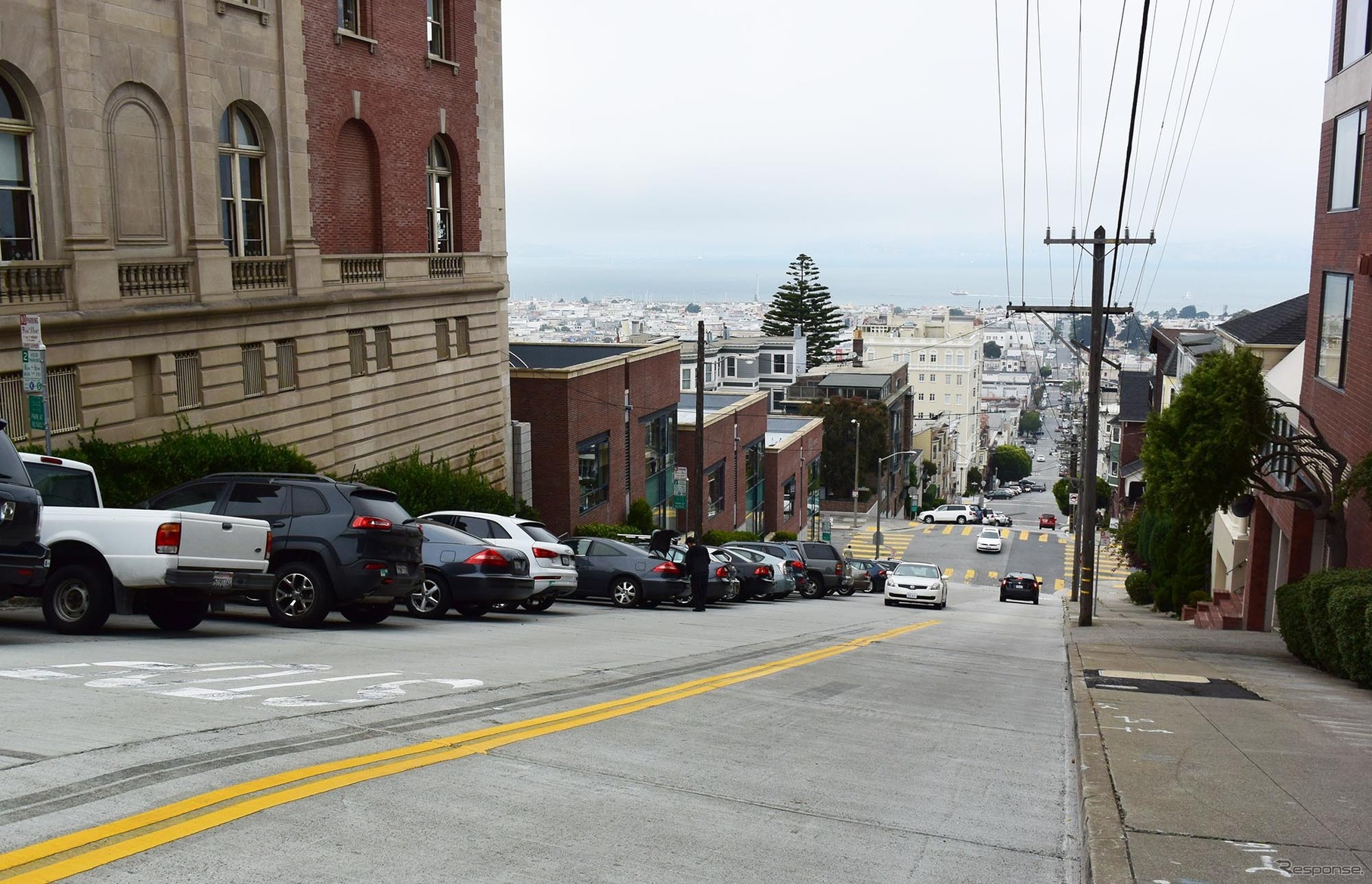サンフランシスコ名物の急坂。こういうところを気兼ねなく走れるのもアメリカでクルマに求められる実用性能のひとつ。