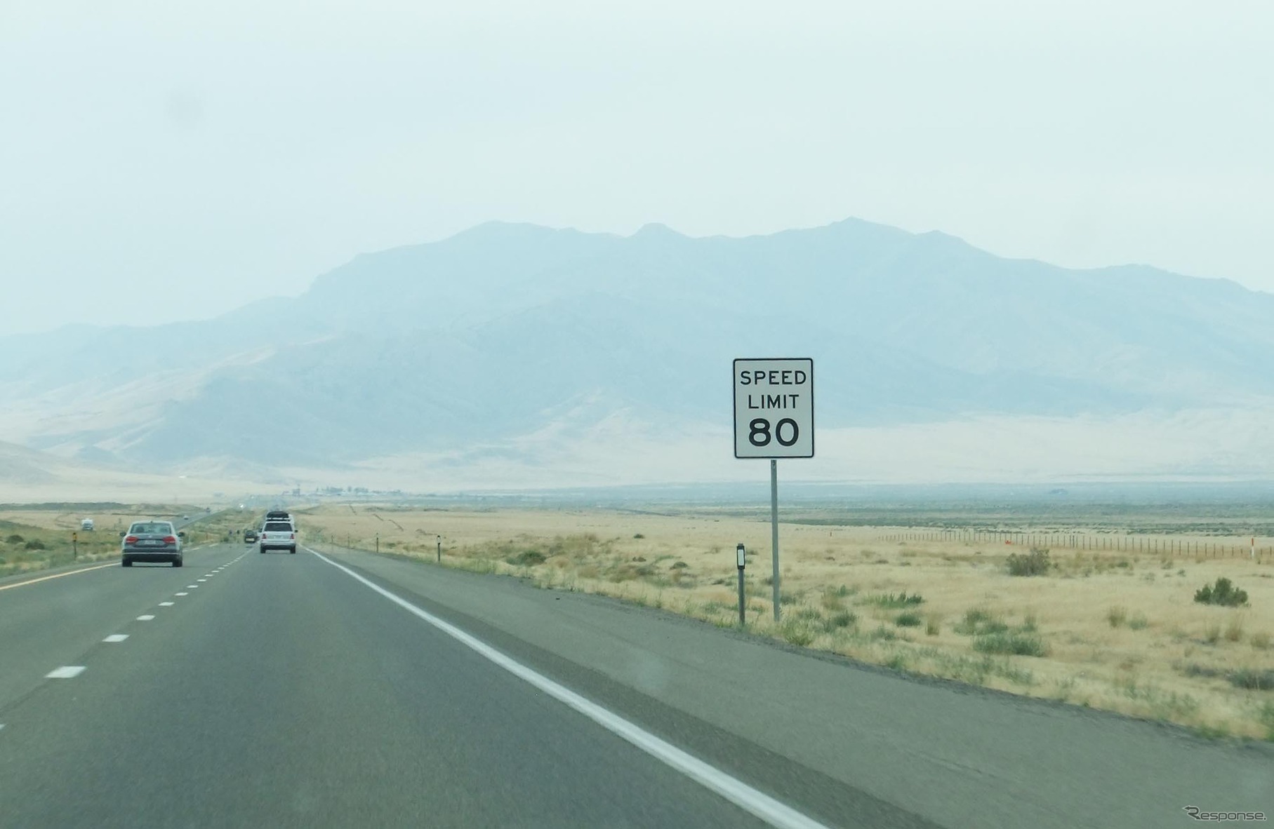 州際高速道路80号線に立つ80マイル制限の標識。