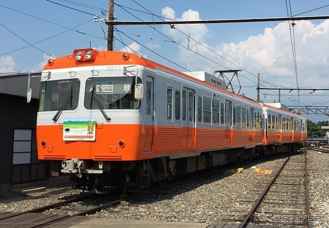 モハ10形リバイバルカラー車として、赤とグレーのツートンカラーに塗り替えられた3000形電車3003・3004号。元は京王電鉄井の頭線用の3000系だった。撮影会終了後には、この編成による臨時快速列車が運行される。