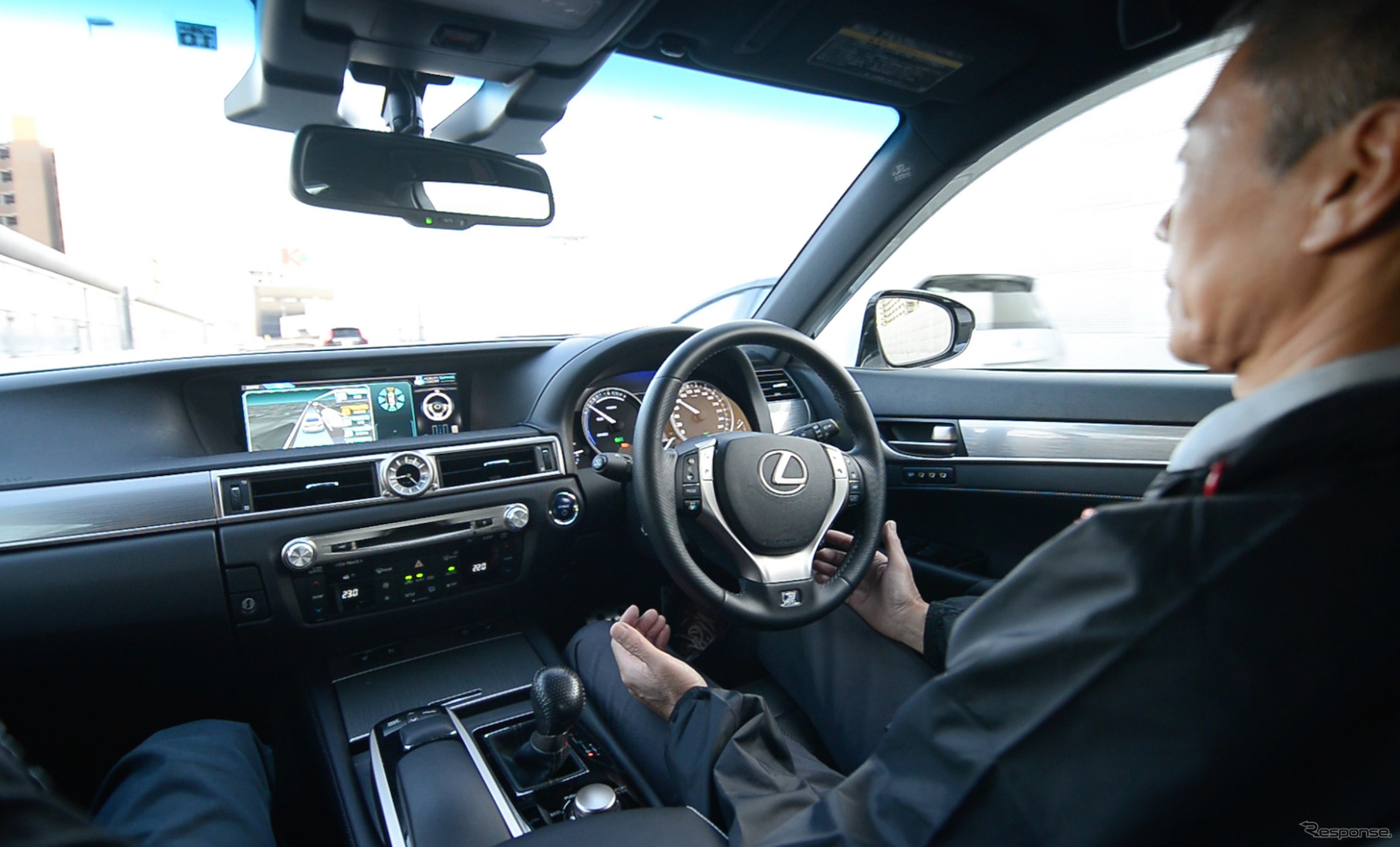 写真はレクサスの自動運転実験車による首都高でのデモ走行（2015年）