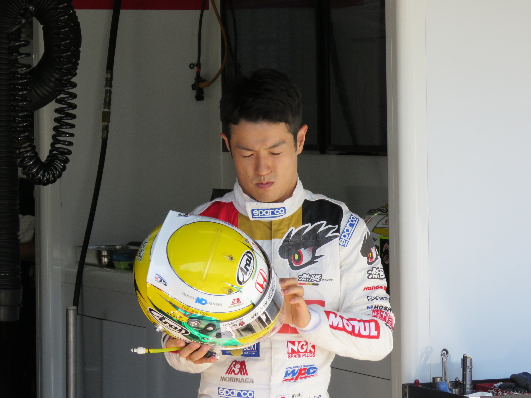 出走前の#16 山本尚貴。おそらくバイザーの具合を見ていたのだと思われるが、入念にヘルメットを確認していた。