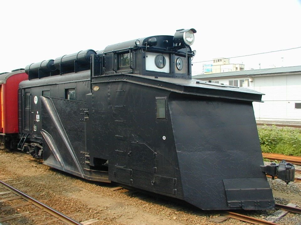 旧型ラッセル車のキ100形。キヤ143形と異なり自走することはできない。写真は青森県の津軽鉄道へ譲渡された同形のもの。