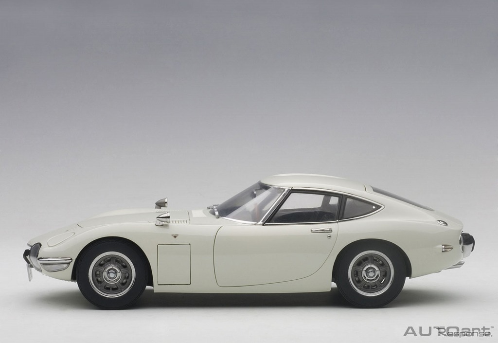 オートアート トヨタ 2000GT 1/18スケールモデル