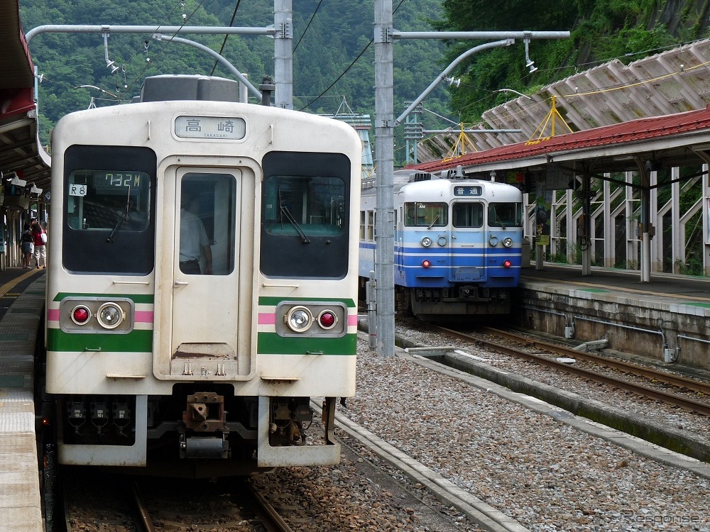 107系（左）は9月限りで定期運行を終了する。