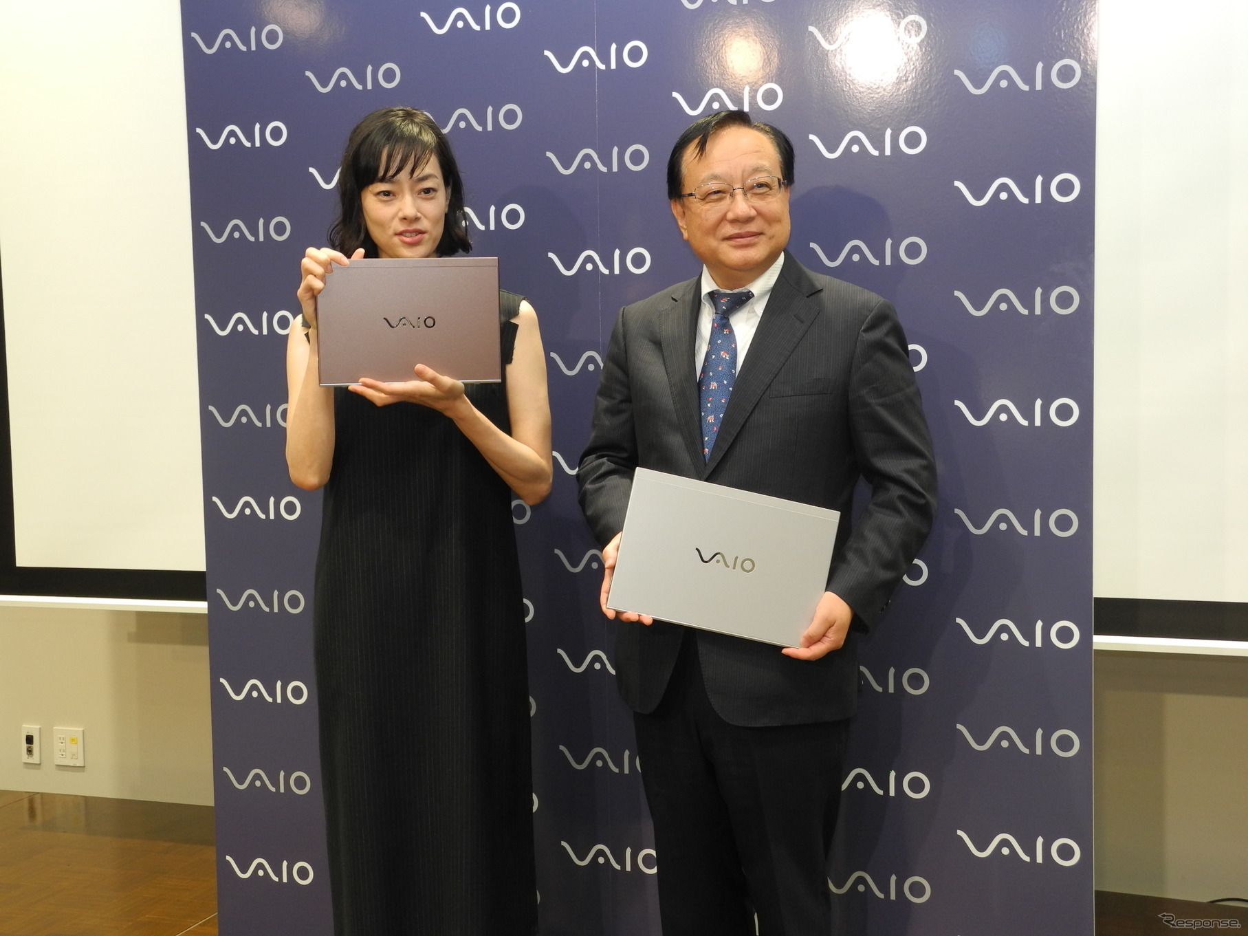 VAIOの吉田秀俊社長（右）と女優の市川実日子さん