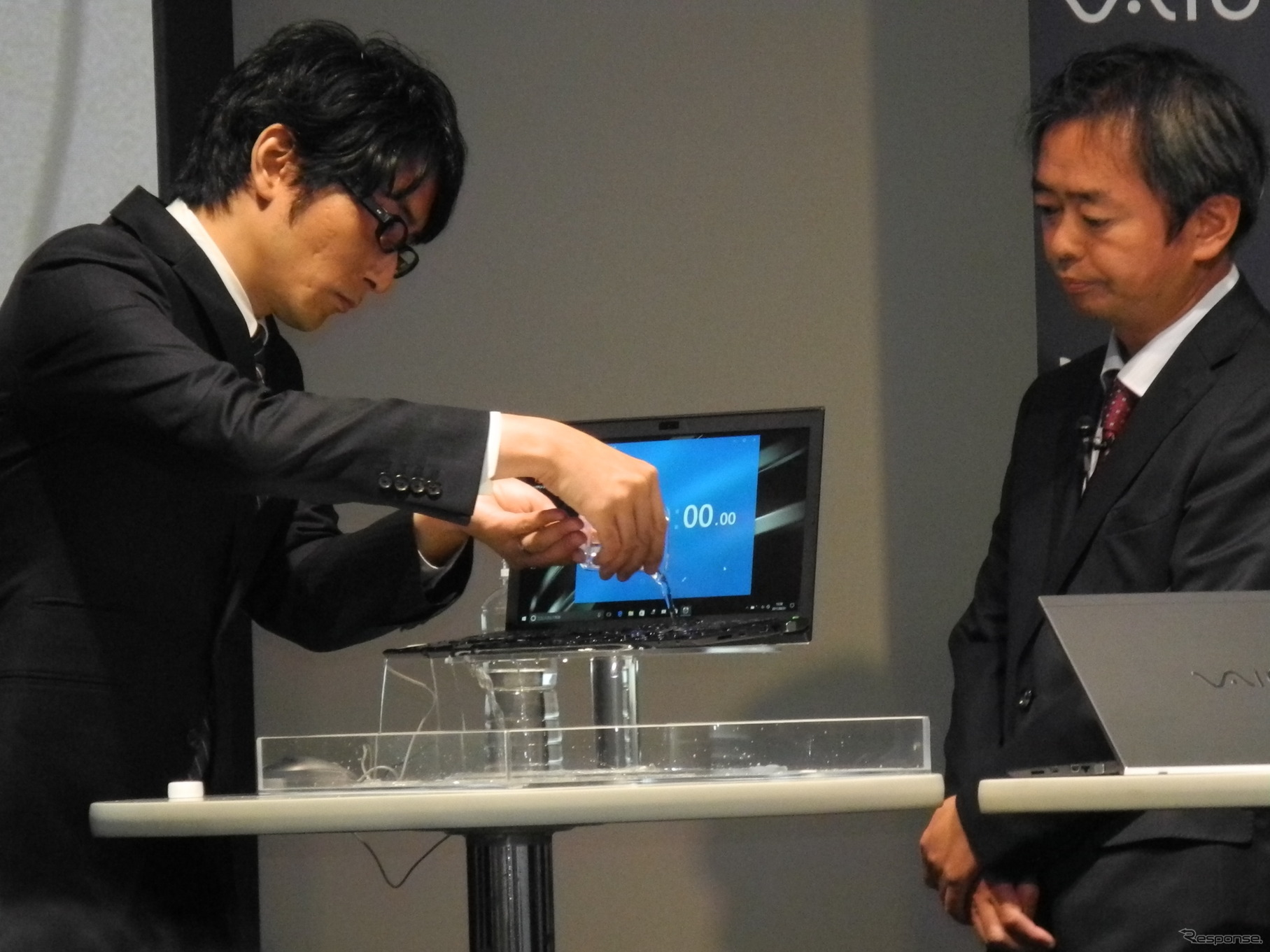 VAIOのPCに水をかけるデモンストレーション