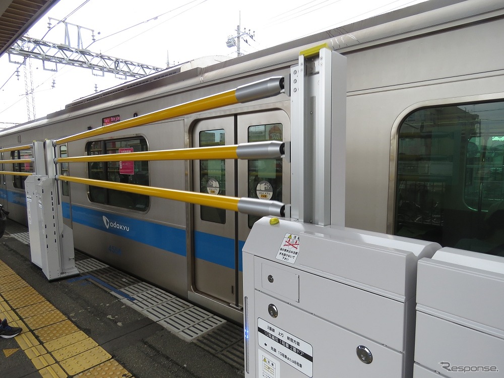 小田急の愛甲石田駅に設置された昇降バー式ホームドア。2018年3月まで実証実験が行われる。