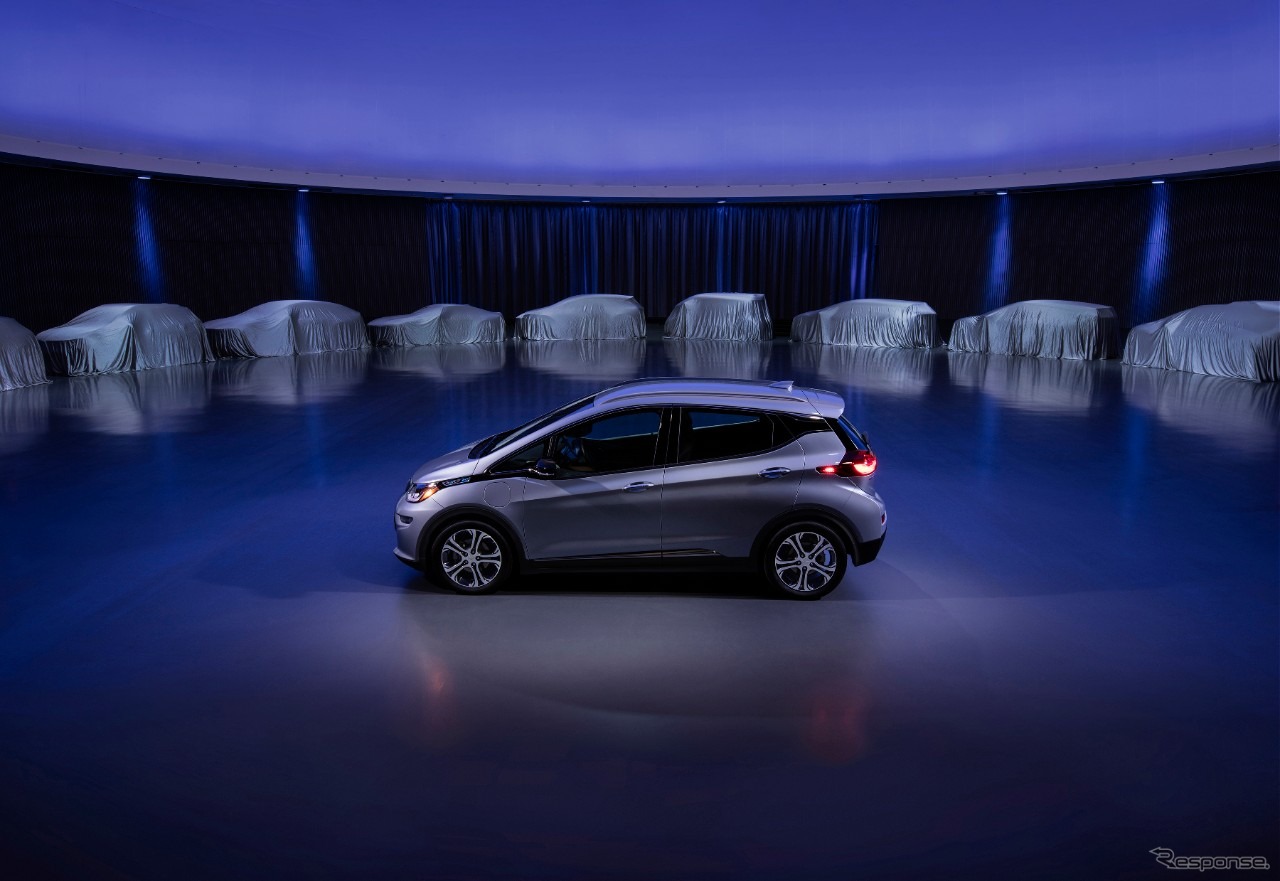 GMシボレーのボルトEVの後方に並ぶ新型EV