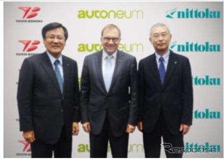 左からトヨタ紡織 石井社長、オートニウム ヒルツェルCEO、日本特殊塗料 酒井社長