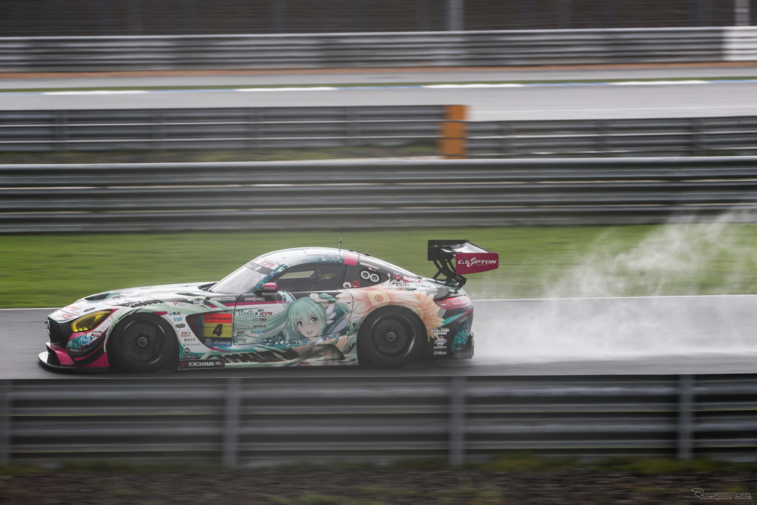 GT300クラス予選4位の#4 メルセデスAMG。