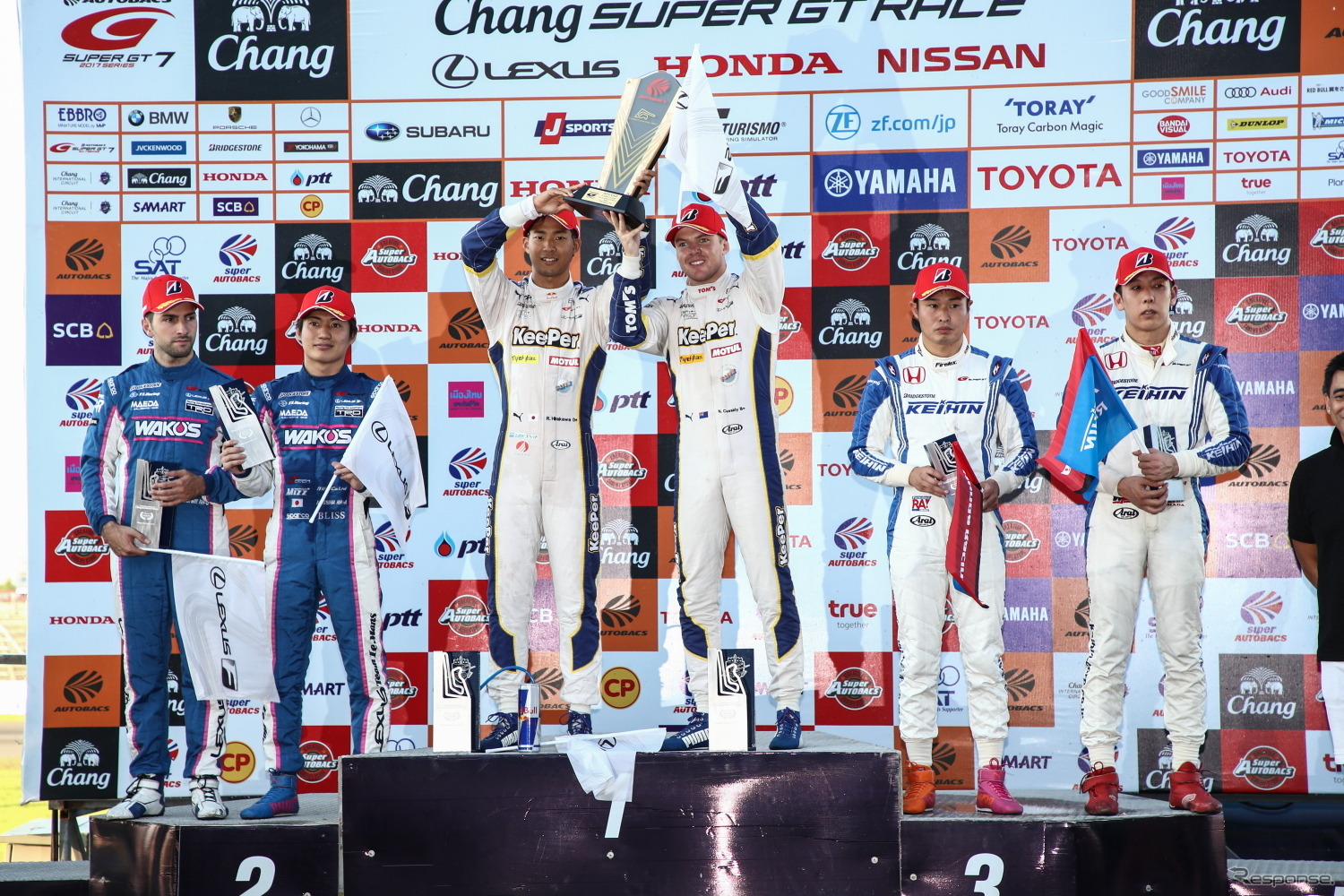 GT500クラスの表彰式（中央左が平川、右がキャシディ）。