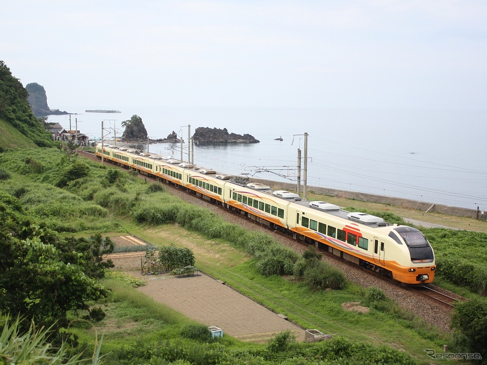 羽越本線を走るE653系1000番台。特急『いなほ』を中心に運用されている。