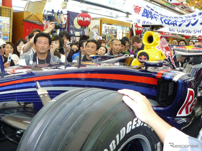 レッドブル、浅草お練り＆F1走行