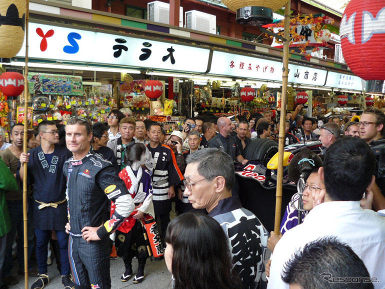 レッドブル、浅草お練り＆F1走行