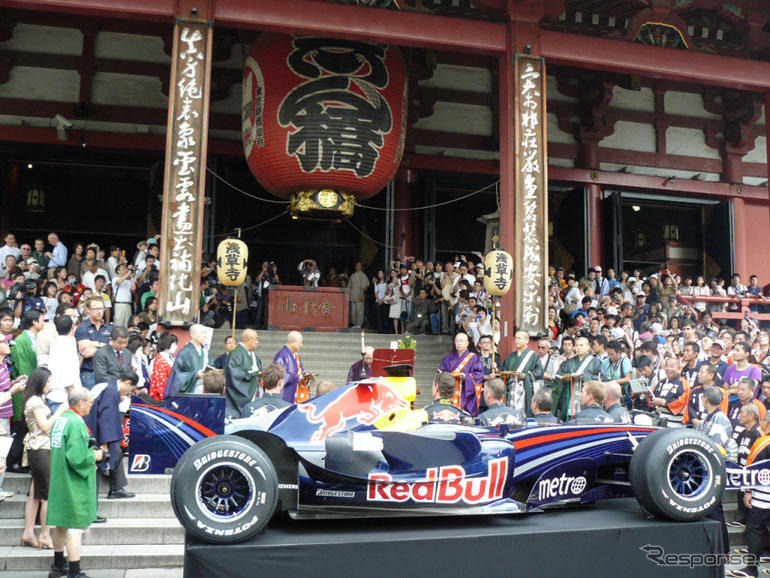 レッドブル、浅草お練り＆F1走行