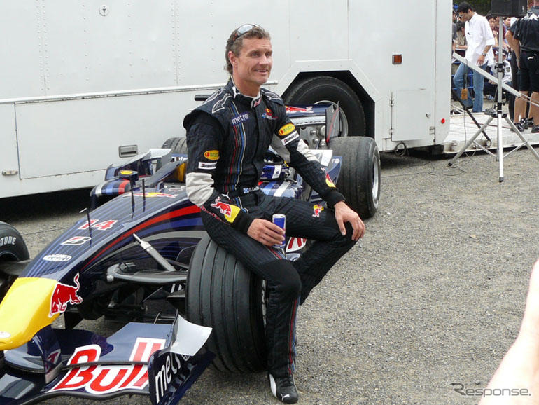 レッドブル、浅草寺でF1デモ走行