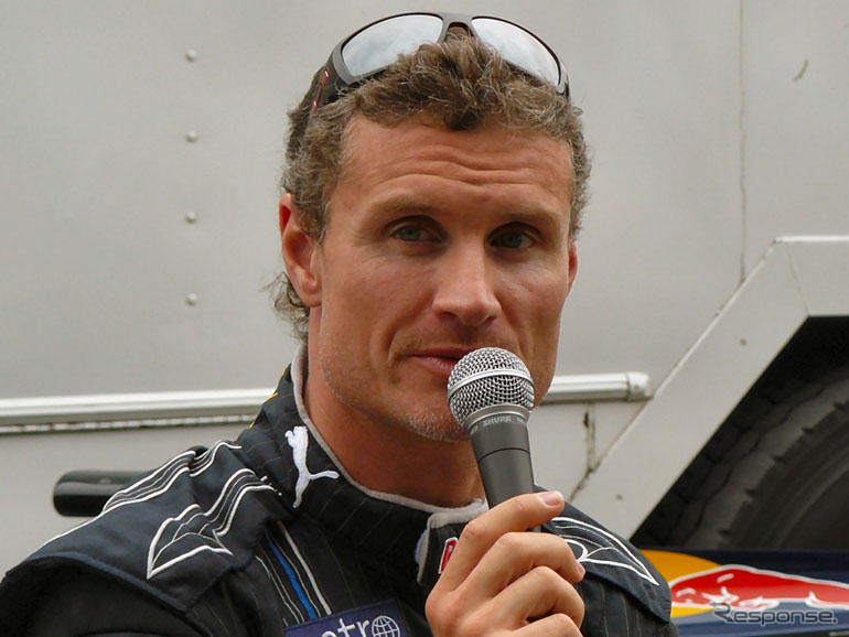 レッドブル、浅草寺でF1デモ走行