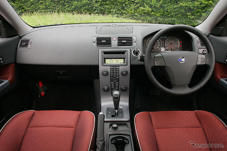 【ボルボ C30 新型登場】エントリーモデルを感じさせない走り