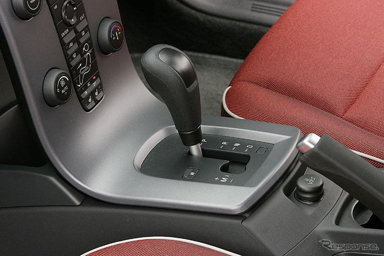 【ボルボ C30 新型登場】エントリーモデルを感じさせない走り