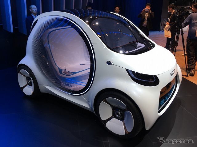 自動運転のコンセプトカー「smart vision EQ fortwo」を展示するスマートだが…。