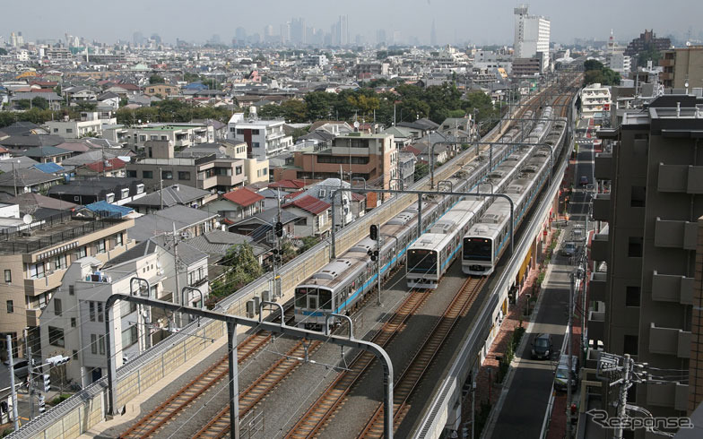 2004年に複々線化が完成した世田谷代田～喜多見間（写真は同区間内の経堂～千歳船橋間）。2018年3月には代々木上原～登戸間の複々線化が全面的に完了する。