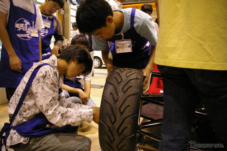 電気フォーミュラーカーを組み立てる…中学生EV教室