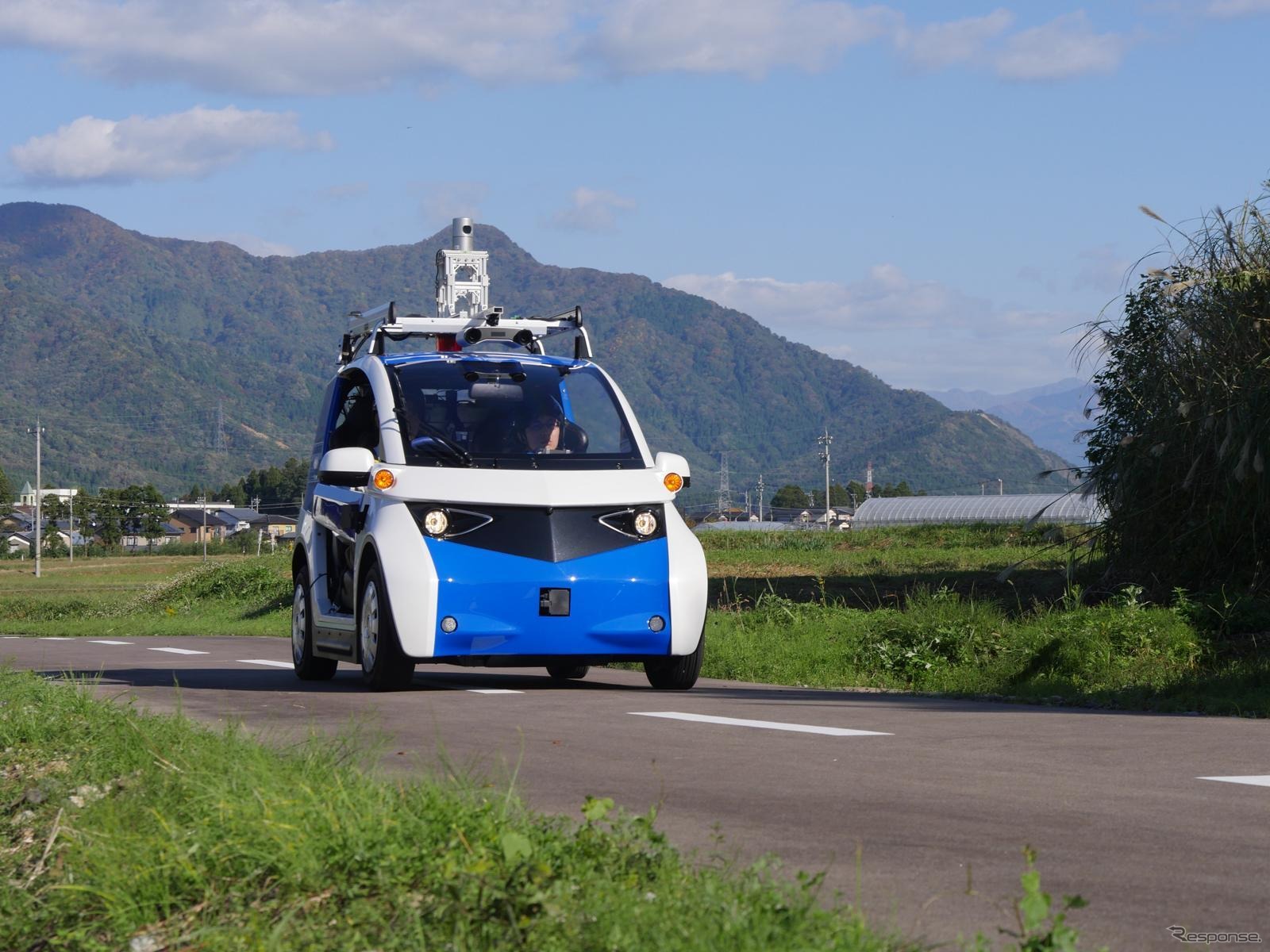 永平寺参ろーどで走行試験中の自動運転EVコミューター。全長2.5m・2人乗りの小型車で、公道に準じた場所での実験は、今回が初めてという。