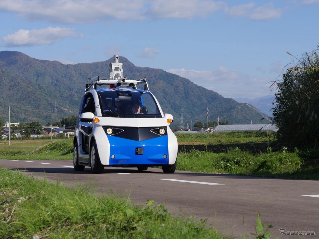 永平寺参ろーどを実証実験走行中の自動運転EVコミューター