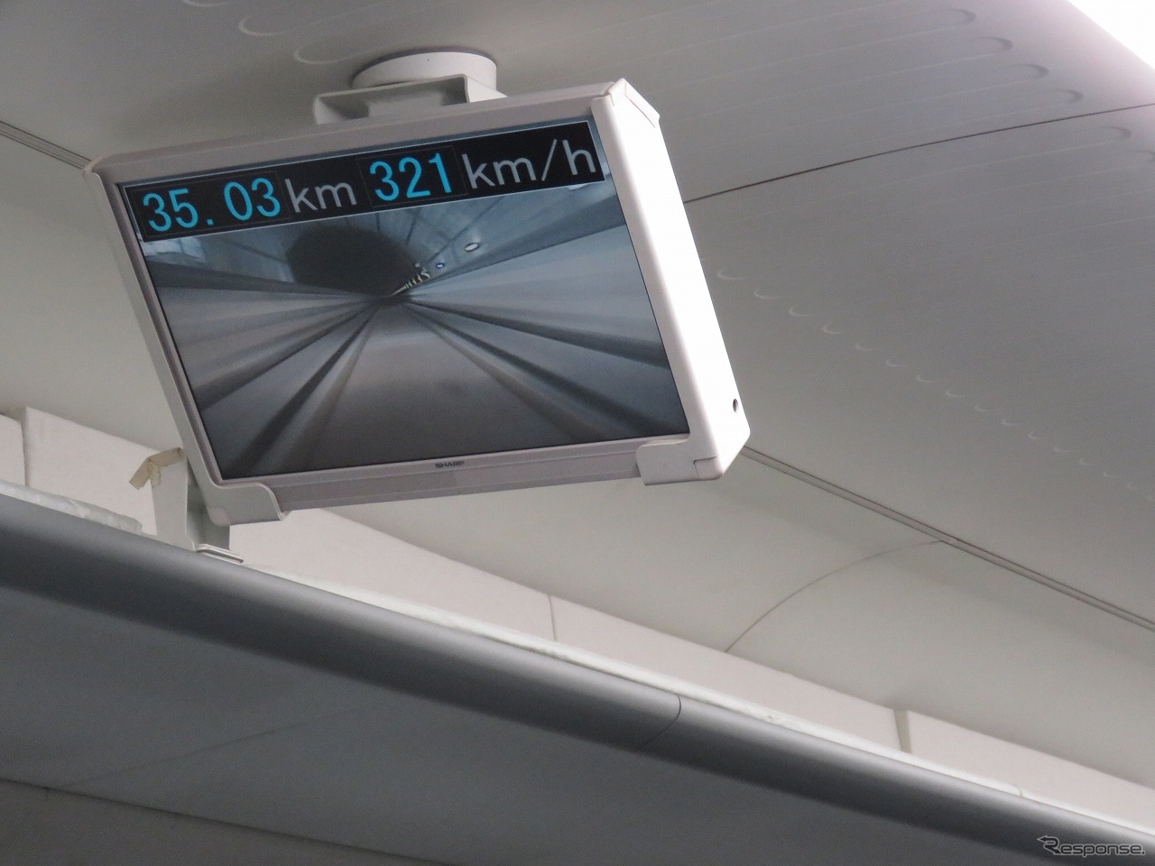 山梨リニア実験線の大半はトンネル区間。窓外の景色はほとんど見えないが、車内に設置されたディスプレイでリアルタイム撮影の動画と速度を確認することができる。
