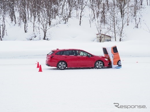 圧雪路（時速30km）で衝突被害軽減ブレーキが作動した際