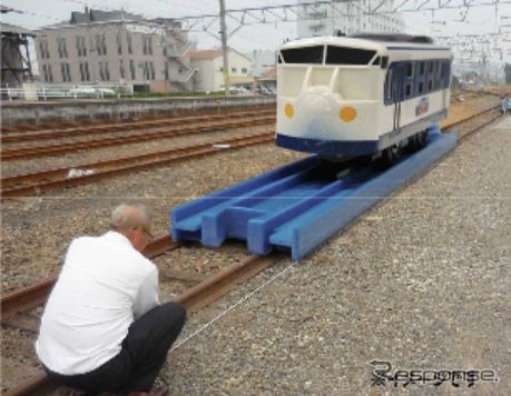 青いレールに乗った「鉄道ホビートレイン」の1/1プラレールイメージ。