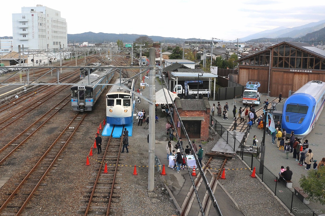 当日のイベントの様子。鉄道歴史パークの脇の線路に「実物大プラレール」を設置した。