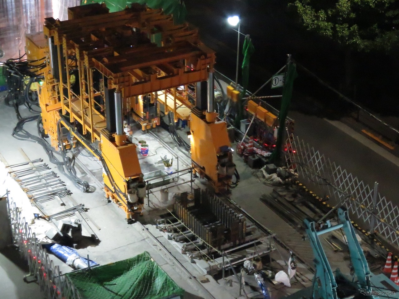 駅の外では土留壁の構築工事が進められている。