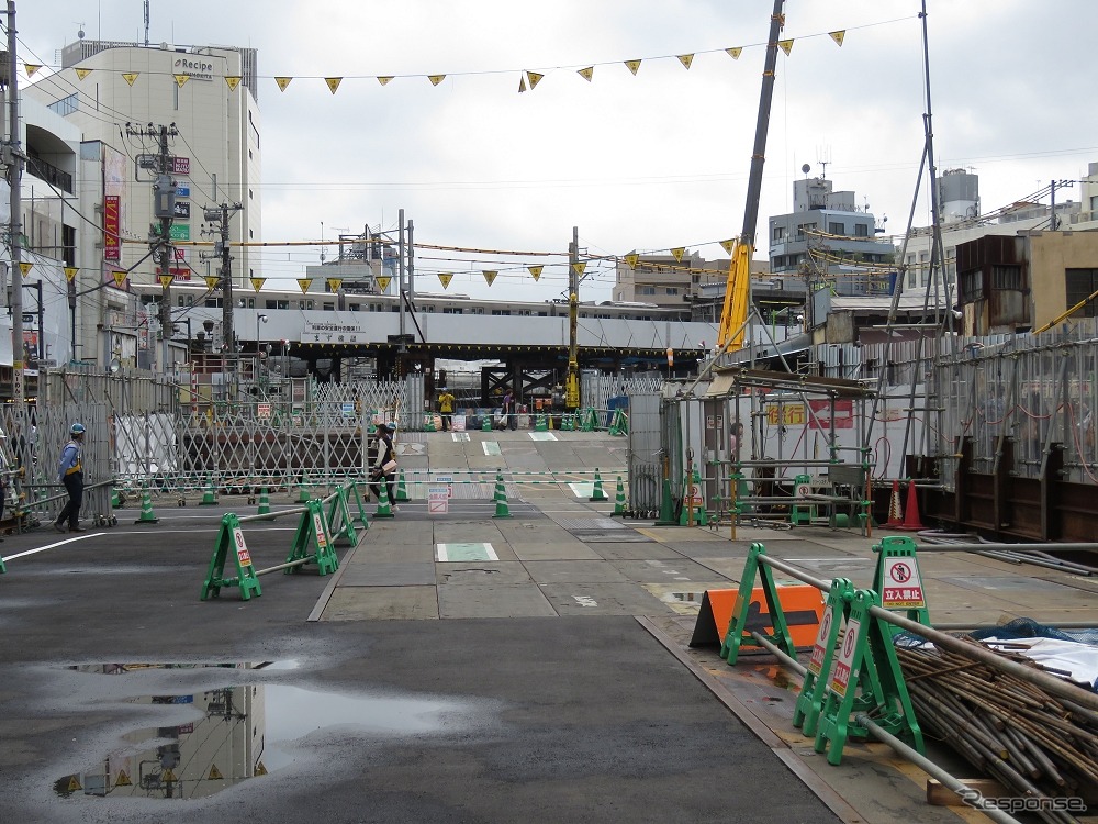 小田急小田原線の地上線跡地から見た京王井の頭線の橋りょう（2016年6月撮影）。2018年の2月と5月に分けて上下線の橋りょうが架け替えられる。