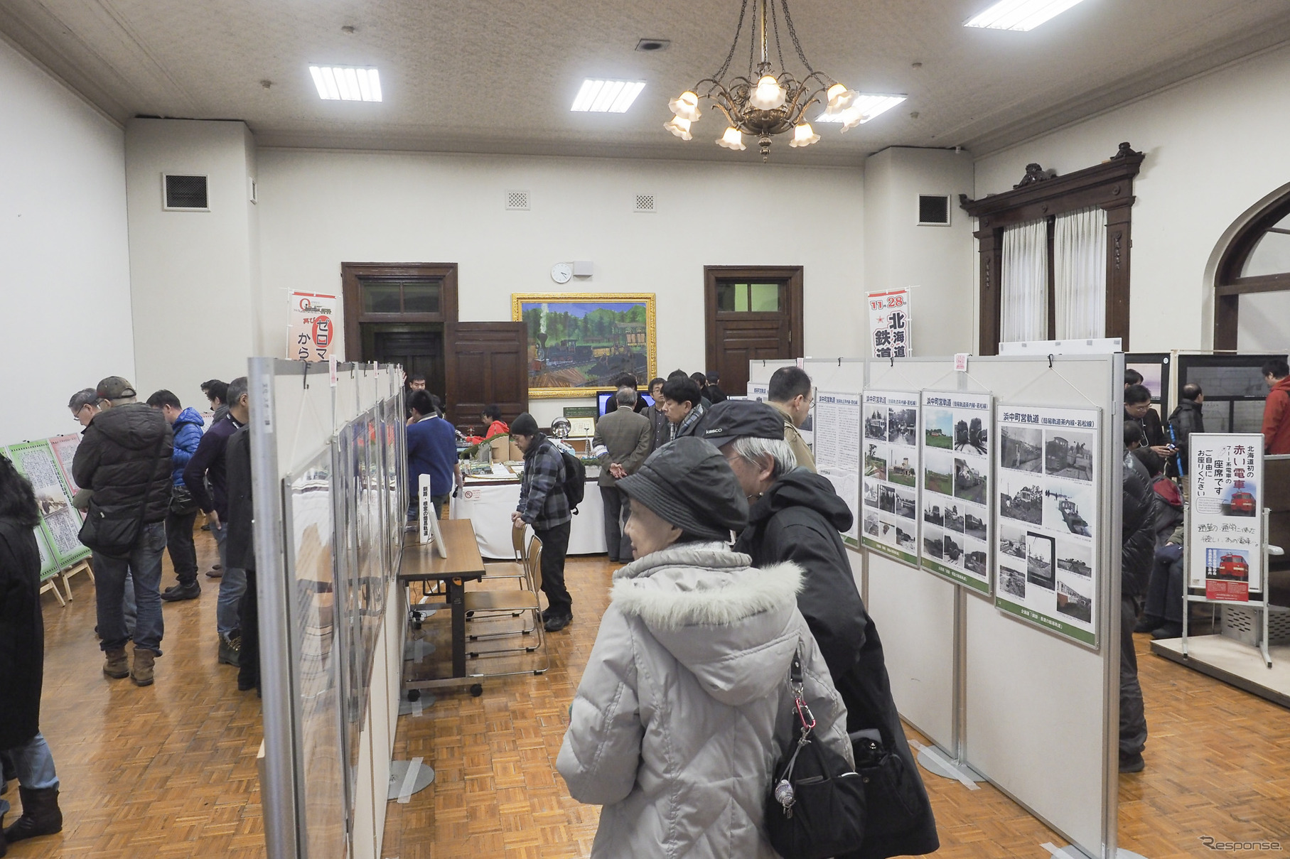 北海道の鉄道の歴史に関するパネルを中心に展示されていた会場。釧路市で開催されて好評を得ていた、簡易軌道に関する展示も人々の注目を集めていた。