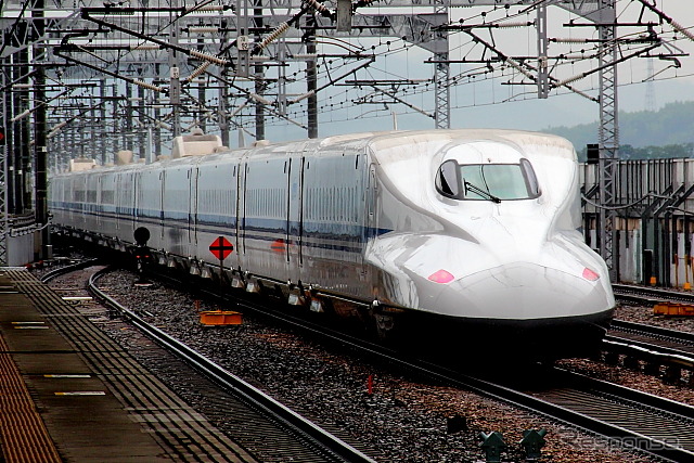 山陽新幹線を走る列車。