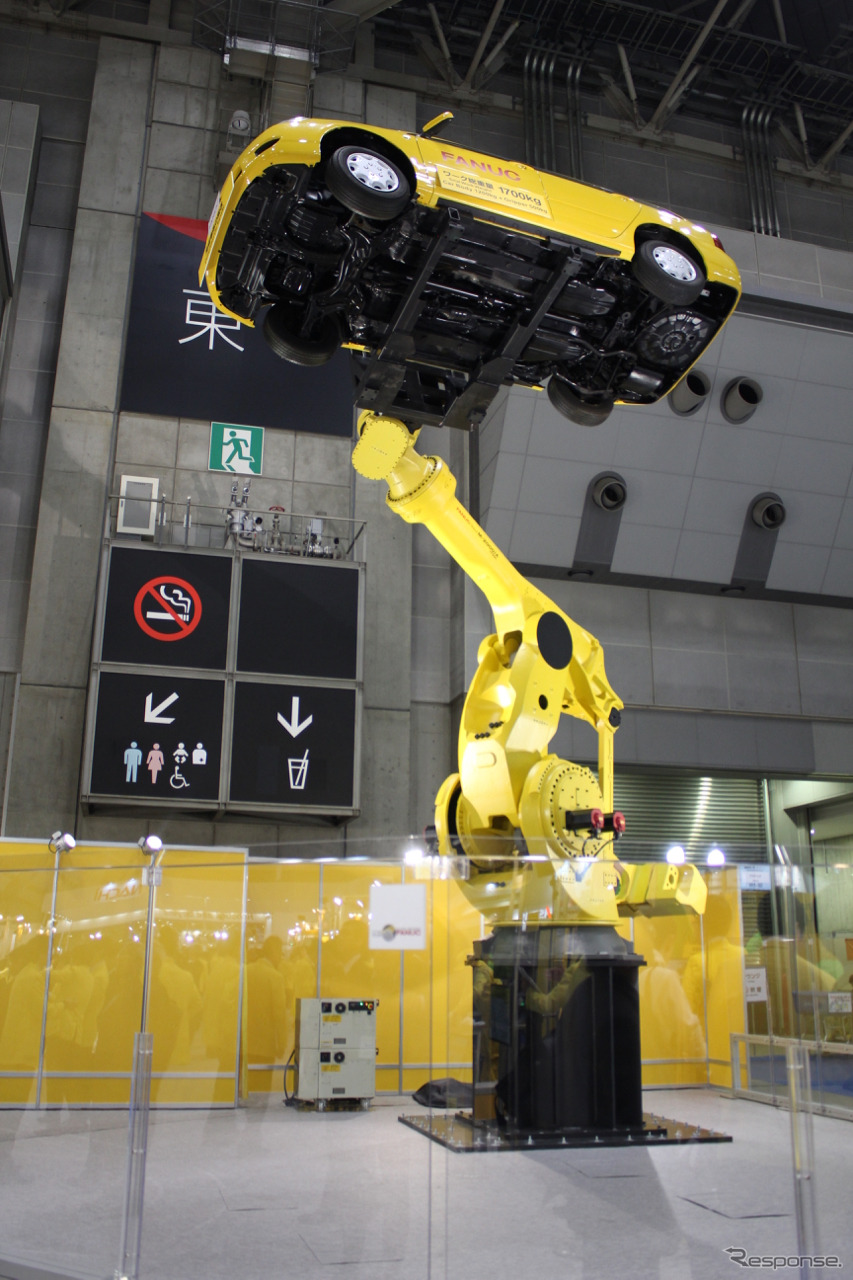 高々とカローラフィールダーを持ち上げ、さらに傾けて底面を見せつけるFANUC Robot M-2000iA/1700L。