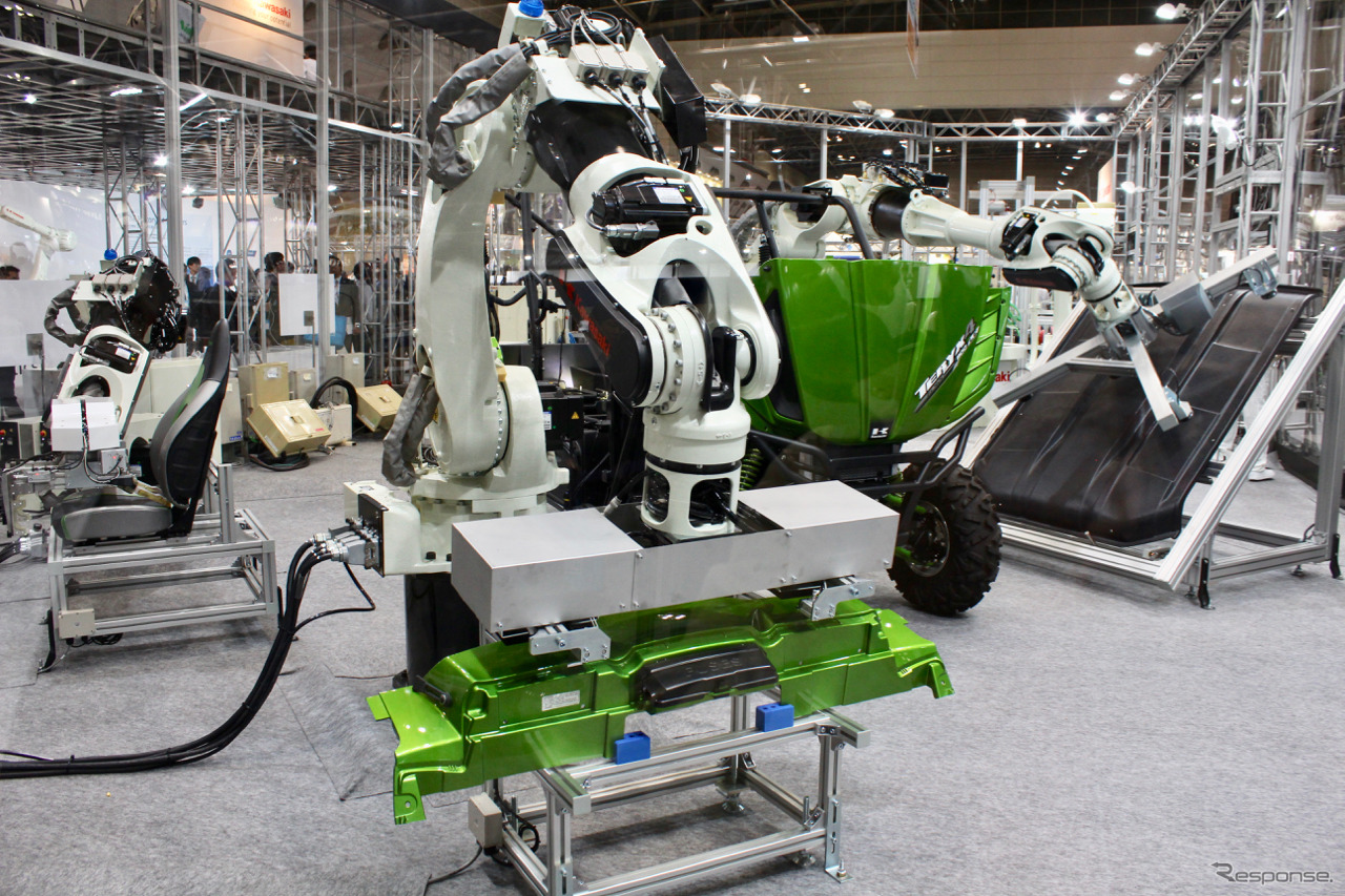 こちらは産業ロボットによるRTVの組み立て工程デモ。