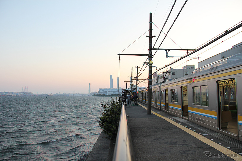 JR東日本は鶴見線でビール列車を運行する。写真はホームが京浜運河に面している海芝浦駅。