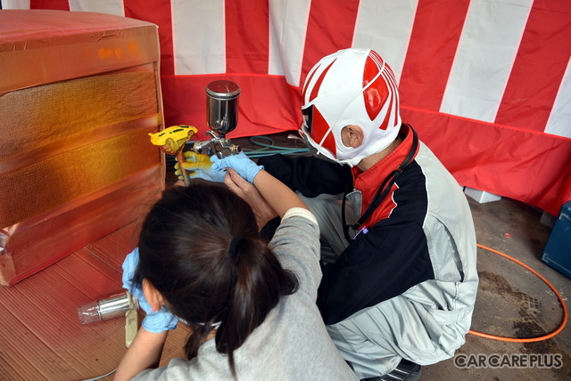 ピンちゃんの指導のもと、塗装を体験