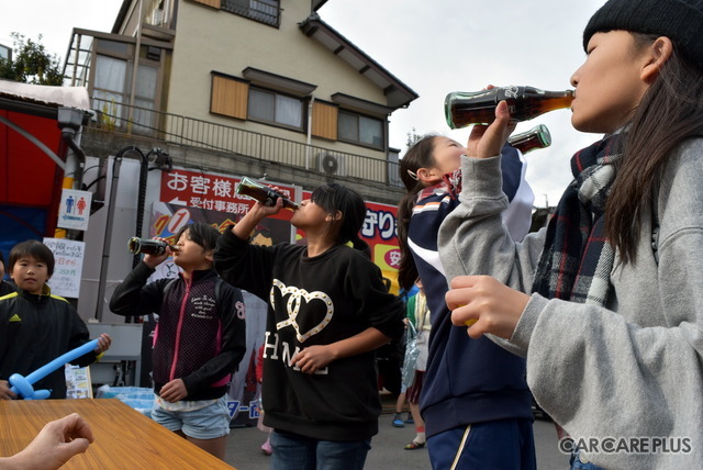 コーラの早飲み大会では、みな必死に飲み干していました