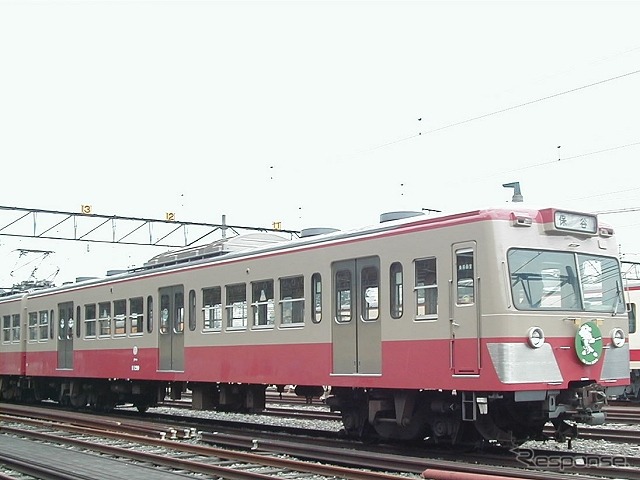 101系は2001年にもイベント企画として「赤電」塗装に変更されたことがある。写真はそのときのもの。