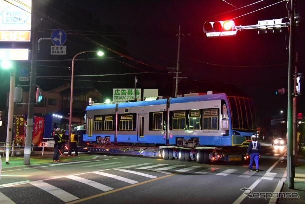 このほど搬入された筑豊電鉄5000形の第5004編成。12月18日から運行される。