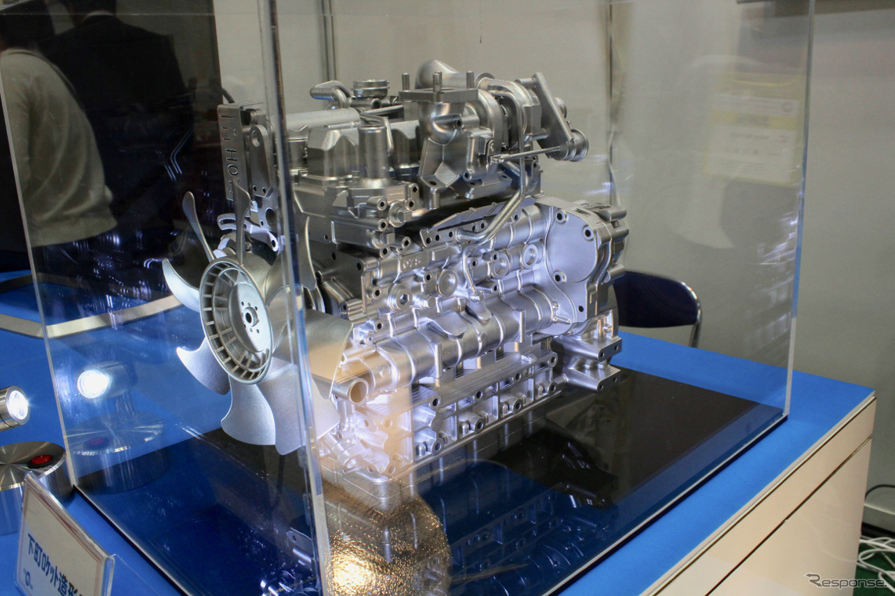 設計データはクボタのディーゼルエンジンらしい。3Dプリンターなので、外観だけでなく、エンジン内部のシリンダーやヘッド回りなども図面通り成形されていると言う。