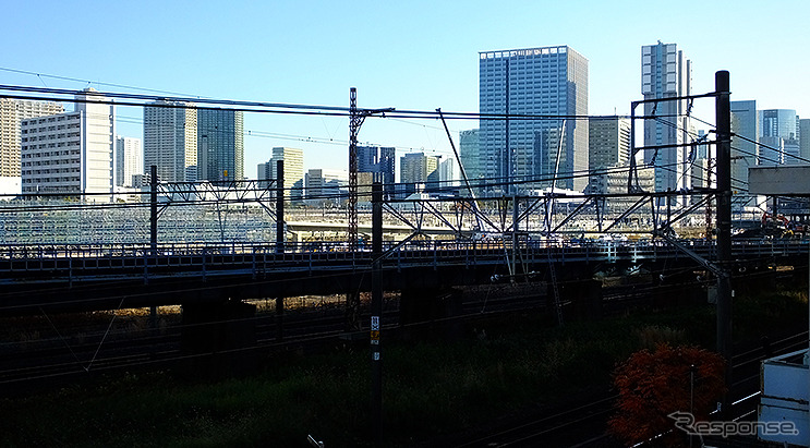 手前の高架橋が現在の京浜東北線北行高架線路、奥が鉄筋コンクリート製の新高架線路