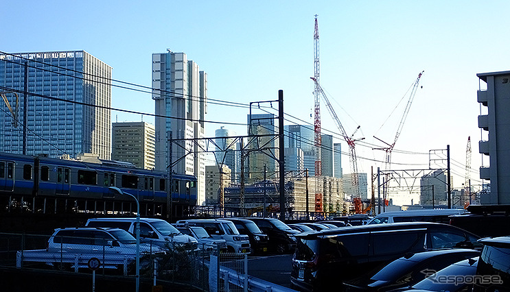 高輪大木戸跡付近から見えた品川新駅。手前の高架橋が現在の京浜東北線北行高架線路